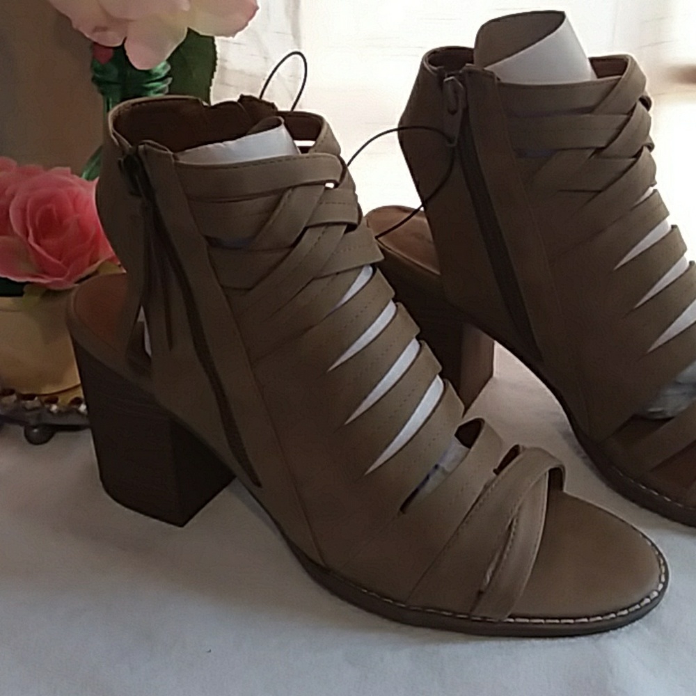 Universal Thread Heels - Picture 2 of 8